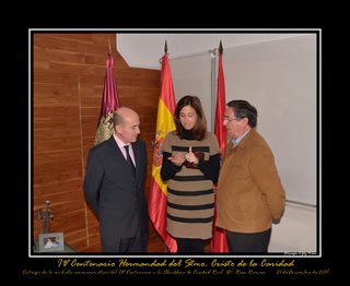 Entrega de la medalla conmemorativa del IV Centenario a Dª. Rosa Romero, Alcaldesa de Ciudad Real.