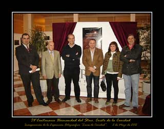 Autoridades y miembros de la Hermandad en el acto de inauguración de la exposición fotográfica "Luces de Caridad"