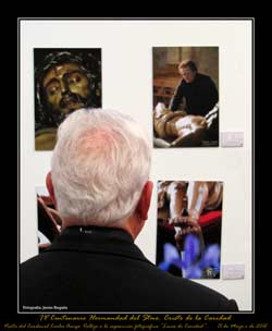 Visita del Cardenal Carlos Amigo Vallejo a la exposición fotográfica "Luces de Caridad". 15 de Mayo de 2012.