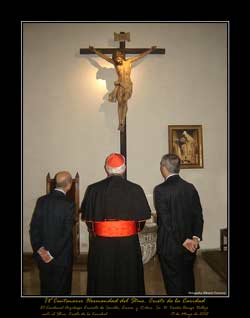 El Cardenal Arzobispo Emérito de Sevilla, Emmo. y Rvdmo. Sr. D. Carlos Amigo Vallejo ante el Stmo. Cristo de la Caridad. 15 de Mayo de 2012.