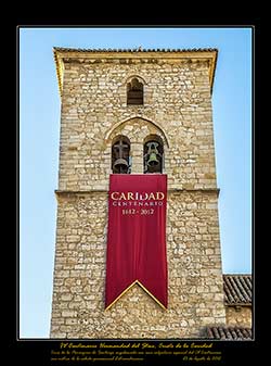 Torre de la Parroquia de Santiago engalanada con una colgadura especial del IV Centenario